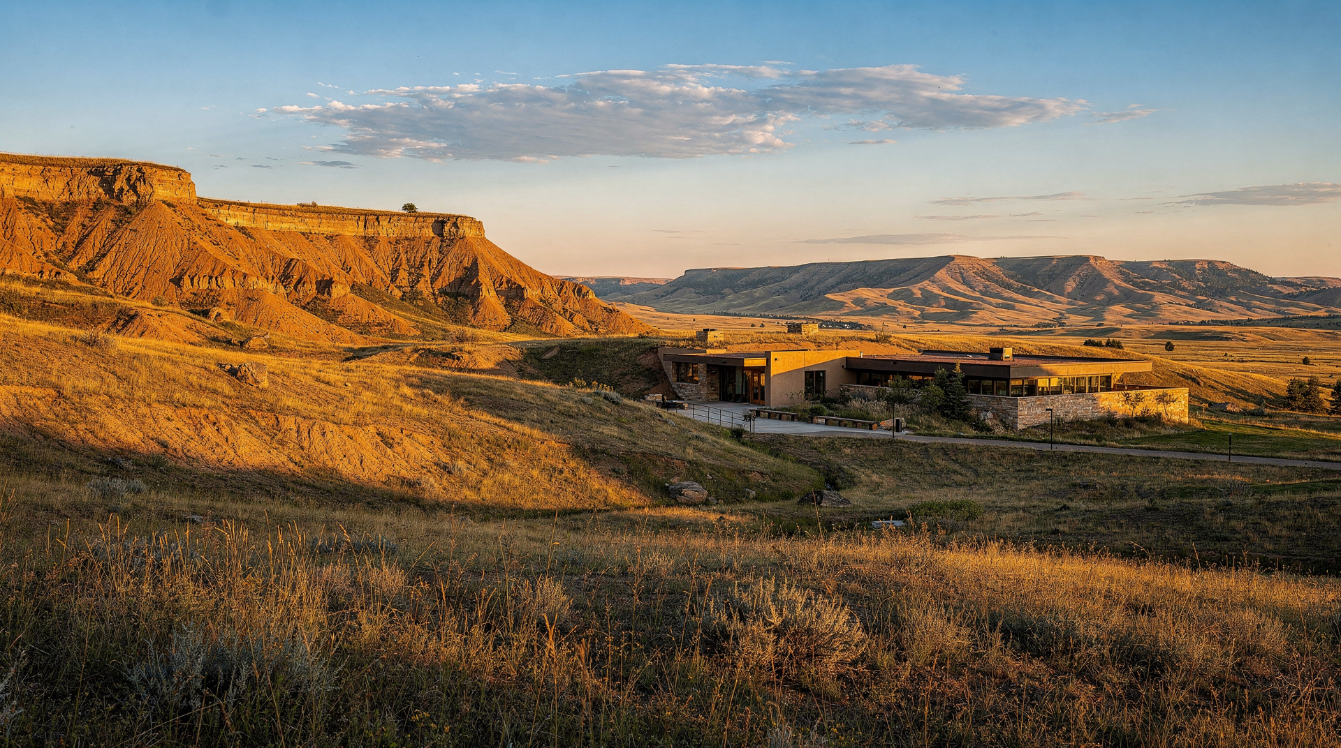 Guía de Head-Smashed-In Buffalo Jump cerca de Fort Macleod — Patrimonio Mundial UNESCO, historia indígena, museo y cómo llegar.