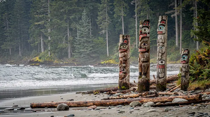 Esperienze culturali indigene in BC: tour e siti del patrimonio