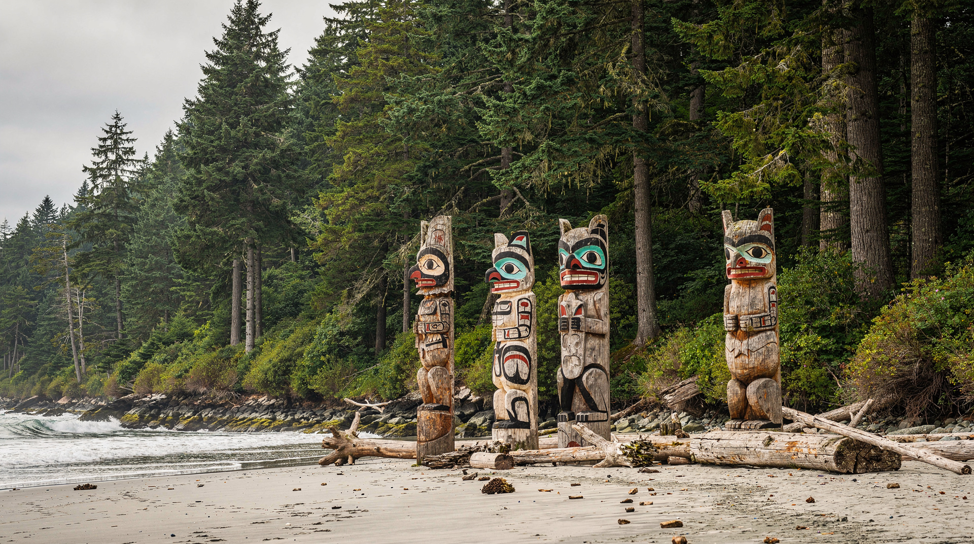 Panoramica completa del turismo indigeno in Canada: esperienze per regione, operatori indigeni, etichetta culturale e visite responsabili.