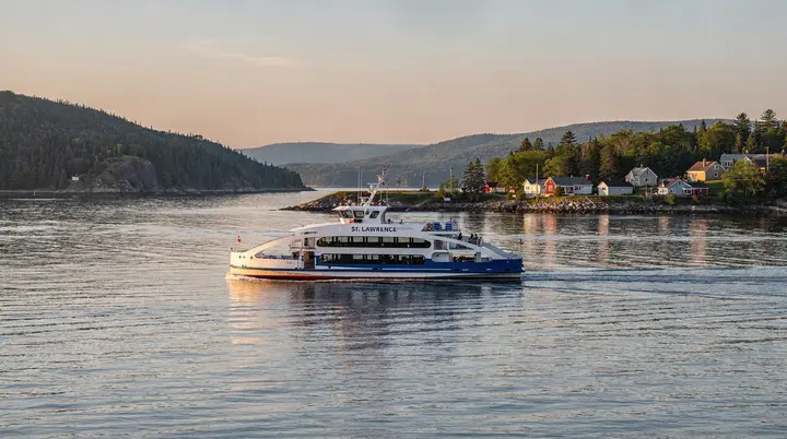Veerboten over de Sint-Laurentius: routes, dienstregelingen en tips
