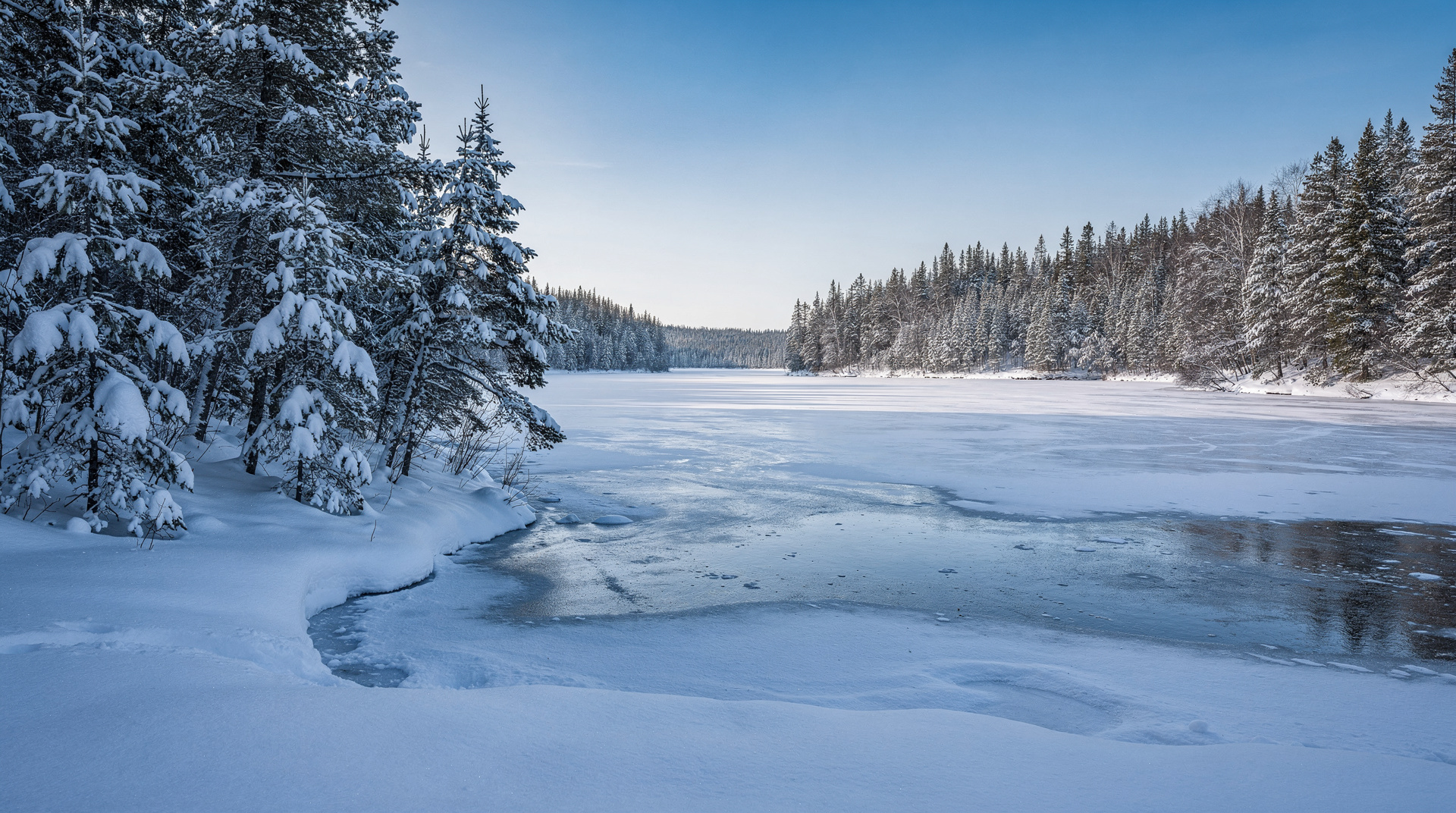 14-day Canada winter itinerary: Whistler skiing, Banff, Yellowknife aurora, Quebec winter carnival. Full cold-weather trip plan with gear tips.